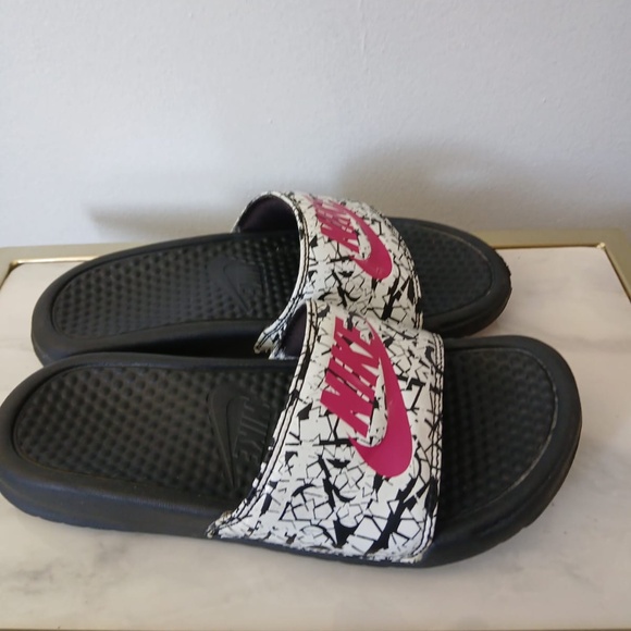 Nike Benassi JDI Swoosh Slides Size 7 - Custom Cracked Paint Pink Logo. - Picture 4 of 6